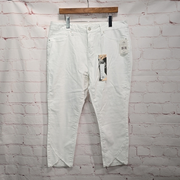 Royallty Mid Rise Anklet White Denim Jeans Womens Size 16 NWT - Picture 1 of 16